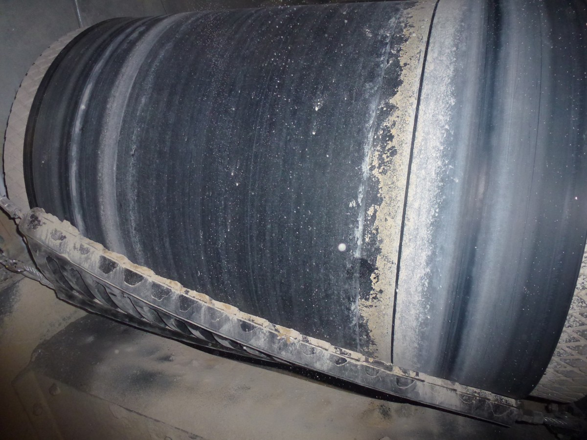 為解決傳送帶上的回運(yùn)物料問題，技術(shù)人員安裝了 CleanScrape? 清掃器。(圖2)