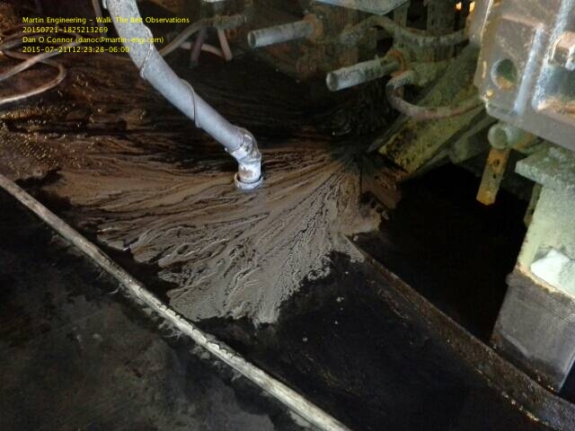 為解決傳送帶上的回運(yùn)物料問題，技術(shù)人員安裝了 CleanScrape? 清掃器。(圖1)