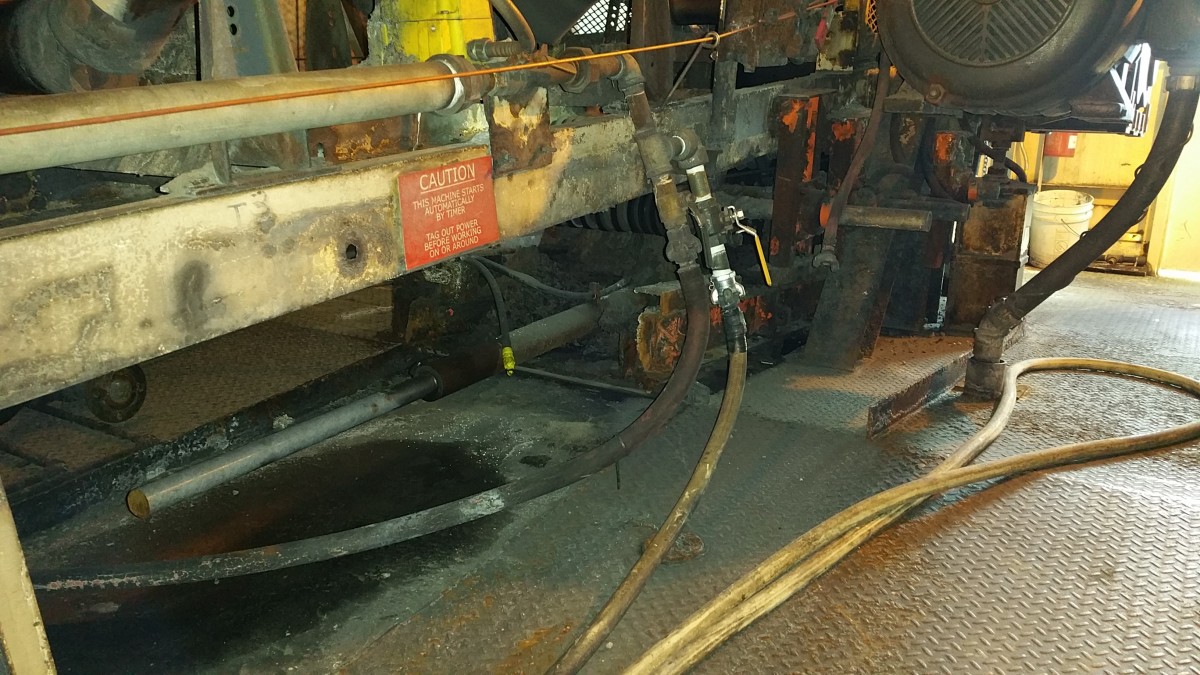 為解決傳送帶上的回運(yùn)物料問題，技術(shù)人員安裝了 CleanScrape? 清掃器。(圖3)